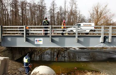 В Україні відкрили рух першим з переданих Францією мостом