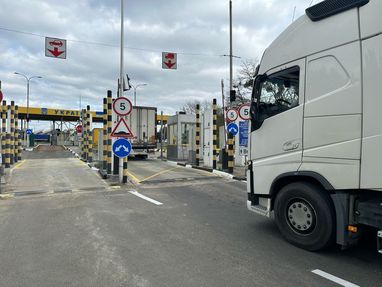 Польша приостановила пропуск украинских грузовиков без разрешений на международные перевозки