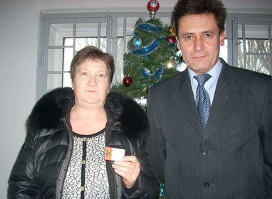 Мешканка Кропивницького отримала в подарунок золотий зливок від "Мегабанку"