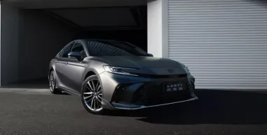 Toyota Camry получила недорогую и экономичную версию в спортивном стиле