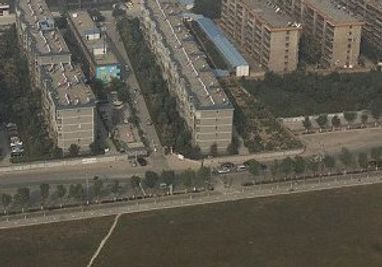 Китайские реалии: построенная девятиэтажка перекрыла шоссе в КНР (ФОТО)