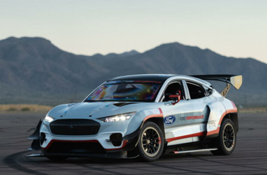 Семь моторов и 1400 "лошадей": Ford выпустил мощнейший электрокар в мире (фото)