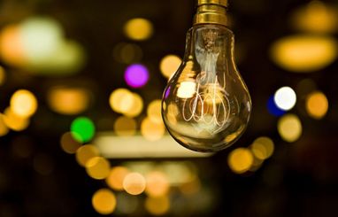 Скільки українців заощаджують електроенергію для підтримки енергосистеми — результати опитування