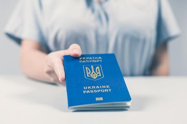 Як українцям внести інформацію про дитину до закордонного паспорта за межами України