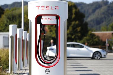 Електрокари Mercedes зможуть заряджати на станціях Tesla Supercharger