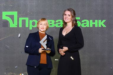 Керівниця Напрямку масового бізнесу ПриватБанку Оксана Куцоконь з нагородою (ліворуч) та Head of MediaBiz Treeum Надія Квітка (праворуч)